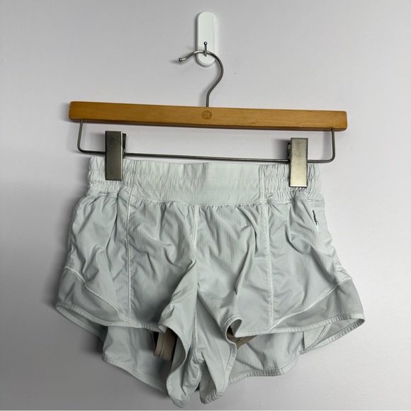 Lululemon Hotty Hot Short II *2.5" White Size 4 - Picture 1 of 6